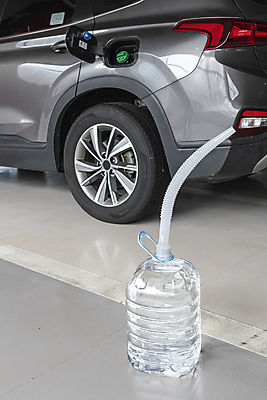 포토 JPG 주간 자동차 사람없음 야외 오염 사회이슈 매연 주차장 기름통 디젤 이슈 주유구 요소수 국내포토 자연요소 육상교통 컨셉 통 환경오염 파일형식