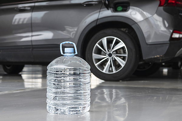 포토 JPG 주간 자동차 사람없음 야외 사회이슈 주차장 기름통 디젤 주유구 요소수 국내포토 자연요소 육상교통 컨셉 통 파일형식