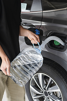 포토 JPG 주간 남자 자동차 한명 서기 들기 상반신 20대 성인 야외 옆모습 한국인 사회이슈 주차장 주유 기름통 넣기 디젤 주유구 성인남자한명만 요소수 국내포토 자연요소 1 육상교통 뷰포인트 컨셉 모션 통 사람 동양인 청년 남자한명만 성인남자만 파일형식