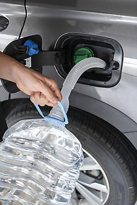 포토 JPG 주간 손 자동차 들기 야외 신체부위 사회이슈 주차장 주유 기름통 넣기 디젤 이슈 주유구 요소수 국내포토 자연요소 육상교통 컨셉 모션 통 사람 파일형식