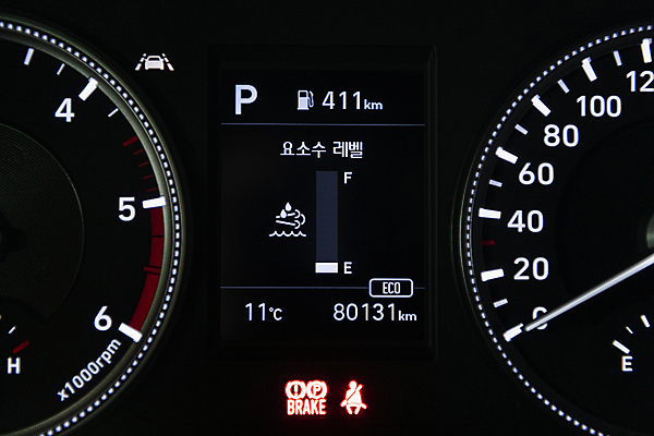 포토 JPG 자동차 근접촬영 사람없음 사회이슈 차안 부족 계기판 디젤 차량내부 부족함 요소수 국내포토 육상교통 뷰포인트 컨셉 내부 파일형식