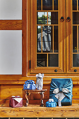 포토 JPG 주간 한국전통 명절 전통문화 선물포장 선물 사람없음 야외 선물상자 보자기 노리개 전통문 선물세트 소반 툇마루 장식술 명절선물 국내포토 자연요소 전통 기념일 문화 포장 탁자 전통소품 한국 장식 상자 문 마루_인테리어 파일형식 천_직물