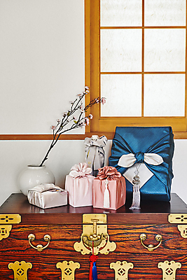 포토 JPG 한국전통 명절 전통문화 실내 선물포장 선물 사람없음 선물상자 꽃병 보자기 도자기 서랍장 노리개 매화 고가구 선물세트 꽃가지 전통창문 명절선물 국내포토 전통 기념일 꽃 문화 가구 포장 창문 전통소품 한국 내부 상자 나뭇가지 파일형식 천_직물