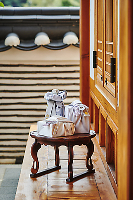 포토 JPG 주간 한국전통 명절 전통문화 선물포장 선물 사람없음 야외 선물상자 보자기 선물세트 소반 툇마루 기와담장 명절선물 국내포토 자연요소 전통 기념일 문화 포장 탁자 한국 기와 담장 상자 마루_인테리어 파일형식 천_직물