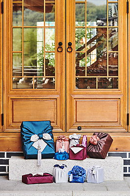 포토 JPG 주간 한국전통 명절 전통문화 선물포장 선물 사람없음 야외 선물상자 보자기 노리개 전통문 선물세트 디딤돌 명절선물 국내포토 자연요소 전통 기념일 문화 포장 전통소품 한국 상자 문 돌_바위 파일형식 천_직물