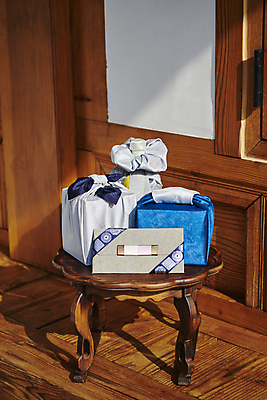 포토 JPG 주간 한국전통 명절 전통문화 선물포장 그림자 선물 사람없음 야외 선물상자 보자기 선물세트 소반 돈봉투 툇마루 명절선물 국내포토 자연요소 전통 기념일 문화 포장 탁자 봉투 한국 상자 마루_인테리어 파일형식 천_직물