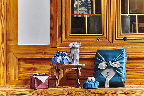 포토 JPG 주간 한국전통 명절 전통문화 선물포장 선물 사람없음 야외 선물상자 보자기 노리개 선물세트 소반 툇마루 명절선물 국내포토 자연요소 전통 기념일 문화 포장 탁자 전통소품 한국 상자 마루_인테리어 파일형식 천_직물