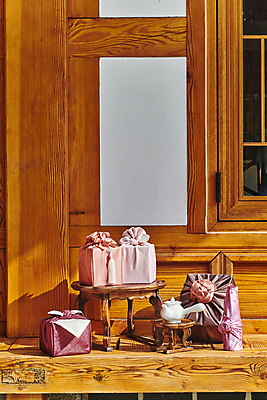 포토 JPG 주간 한국전통 명절 전통문화 선물포장 그림자 선물 사람없음 야외 선물상자 보자기 찻주전자 노리개 선물세트 소반 툇마루 명절선물 국내포토 자연요소 전통 기념일 문화 포장 탁자 주전자 전통소품 한국 상자 마루_인테리어 파일형식 천_직물