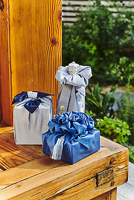 포토 JPG 주간 한국전통 명절 전통문화 선물포장 선물 사람없음 야외 선물상자 보자기 선물세트 툇마루 장식술 명절선물 국내포토 자연요소 전통 기념일 문화 포장 한국 장식 상자 마루_인테리어 파일형식 천_직물