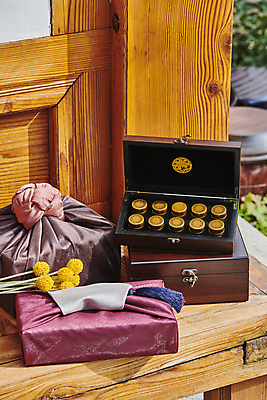 포토 JPG 주간 한국전통 명절 전통문화 국화 선물포장 선물 사람없음 야외 선물상자 보자기 한약 선물세트 보약 전통상자 청심환 툇마루 명절선물 국내포토 자연요소 전통 기념일 꽃 문화 포장 한국 상자 약 마루_인테리어 환 파일형식 천_직물