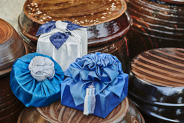 포토 JPG 주간 한국전통 명절 전통문화 선물포장 선물 사람없음 야외 선물상자 보자기 항아리 선물세트 장식술 명절선물 국내포토 자연요소 전통 기념일 문화 포장 한국 장식 상자 도자기 파일형식 천_직물