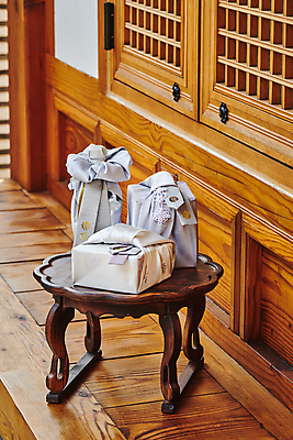 포토 JPG 주간 한국전통 명절 전통문화 선물포장 선물 사람없음 야외 선물상자 보자기 선물세트 소반 툇마루 명절선물 국내포토 자연요소 전통 기념일 문화 포장 탁자 한국 상자 마루_인테리어 파일형식 천_직물