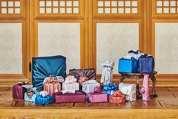 포토 JPG 주간 한국전통 명절 전통문화 선물포장 선물 사람없음 야외 선물상자 보자기 가득함 선물세트 소반 툇마루 명절선물 국내포토 자연요소 전통 기념일 문화 포장 탁자 한국 상자 마루_인테리어 파일형식 천_직물