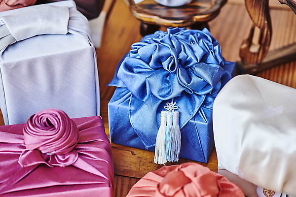 포토 JPG 주간 한국전통 명절 전통문화 선물포장 선물 사람없음 야외 선물상자 보자기 선물세트 장식술 명절선물 국내포토 자연요소 전통 기념일 문화 포장 한국 장식 상자 파일형식 천_직물