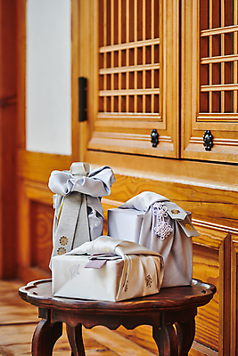 포토 JPG 주간 한국전통 명절 전통문화 선물포장 선물 사람없음 야외 선물상자 보자기 선물세트 소반 툇마루 명절선물 국내포토 자연요소 전통 기념일 문화 포장 탁자 한국 상자 마루_인테리어 파일형식 천_직물