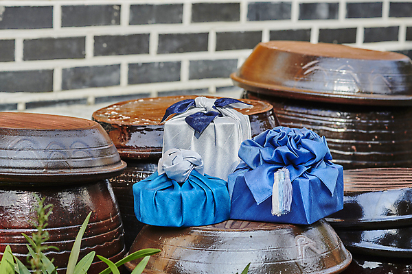 포토 JPG 주간 한국전통 명절 전통문화 선물포장 선물 사람없음 야외 선물상자 보자기 항아리 선물세트 장식술 명절선물 국내포토 자연요소 전통 기념일 문화 포장 한국 장식 상자 도자기 파일형식 천_직물