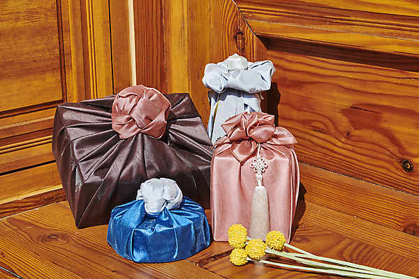 포토 JPG 주간 한국전통 명절 전통문화 국화 선물포장 선물 사람없음 야외 선물상자 보자기 노리개 선물세트 툇마루 명절선물 국내포토 자연요소 전통 기념일 꽃 문화 포장 전통소품 한국 상자 마루_인테리어 파일형식 천_직물