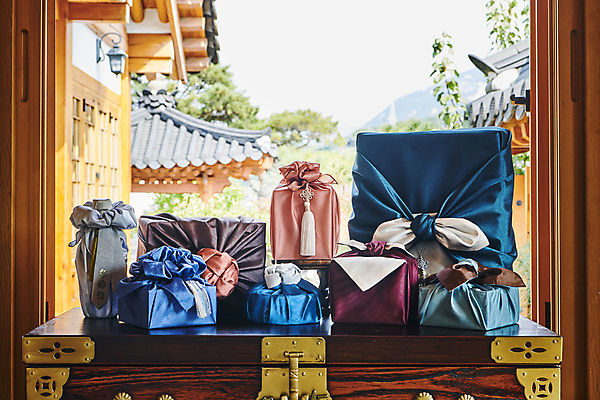 포토 JPG 주간 한국전통 명절 전통문화 실내 선물포장 선물 사람없음 선물상자 보자기 가득함 서랍장 노리개 기와지붕 고가구 선물세트 전통창문 장식술 명절선물 국내포토 자연요소 전통 기념일 문화 가구 포장 창문 지붕 전통소품 한국 기와 내부 장식 상자 파일형식 천_직물