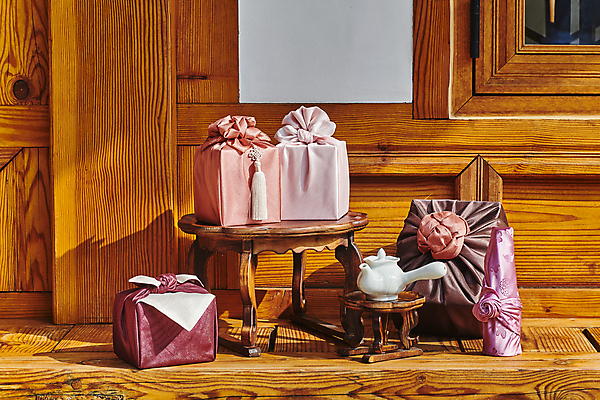 포토 JPG 주간 한국전통 명절 전통문화 선물포장 그림자 선물 사람없음 야외 선물상자 보자기 찻주전자 노리개 선물세트 소반 툇마루 명절선물 국내포토 자연요소 전통 기념일 문화 포장 탁자 주전자 전통소품 한국 상자 마루_인테리어 파일형식 천_직물