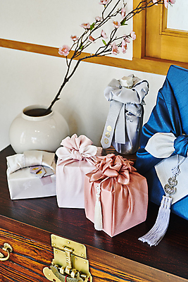 포토 JPG 한국전통 명절 전통문화 실내 선물포장 선물 사람없음 선물상자 꽃병 보자기 도자기 서랍장 노리개 매화 고가구 선물세트 꽃가지 명절선물 국내포토 전통 기념일 꽃 문화 가구 포장 전통소품 한국 내부 상자 나뭇가지 파일형식 천_직물