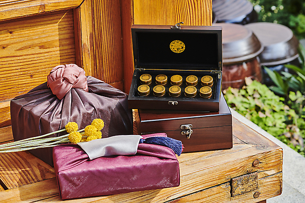 포토 JPG 주간 한국전통 명절 전통문화 국화 선물포장 선물 사람없음 야외 선물상자 보자기 항아리 한약 선물세트 보약 전통상자 청심환 툇마루 명절선물 국내포토 자연요소 전통 기념일 꽃 문화 포장 한국 상자 약 도자기 마루_인테리어 환 파일형식 천_직물