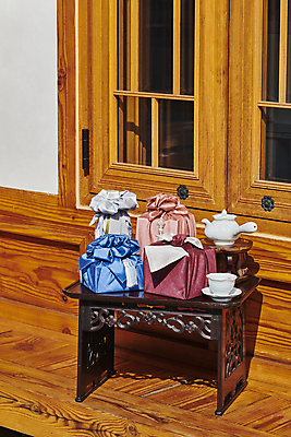 포토 JPG 주간 한국전통 명절 전통문화 선물포장 선물 사람없음 야외 선물상자 보자기 찻잔 다기 찻주전자 선물세트 소반 툇마루 명절선물 국내포토 자연요소 전통 기념일 문화 포장 탁자 주전자 잔 한국 상자 마루_인테리어 다도 파일형식 천_직물