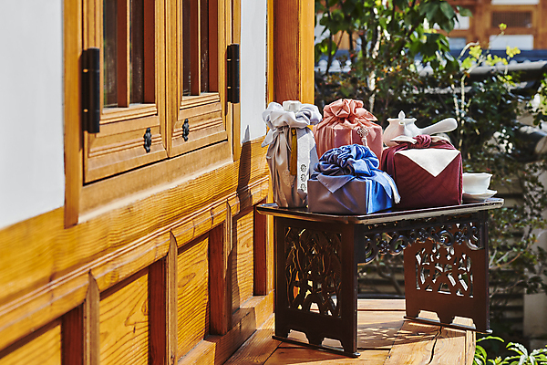 포토 JPG 주간 한국전통 명절 전통문화 선물포장 선물 사람없음 야외 선물상자 보자기 찻잔 다기 찻주전자 선물세트 소반 툇마루 명절선물 국내포토 자연요소 전통 기념일 문화 포장 탁자 주전자 잔 한국 상자 마루_인테리어 다도 파일형식 천_직물
