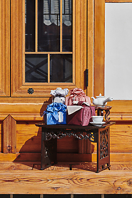 포토 JPG 주간 한국전통 명절 전통문화 선물포장 선물 사람없음 야외 선물상자 보자기 찻잔 다기 찻주전자 선물세트 소반 툇마루 장식술 명절선물 국내포토 자연요소 전통 기념일 문화 포장 탁자 주전자 잔 한국 장식 상자 마루_인테리어 다도 파일형식 천_직물