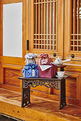 포토 JPG 주간 한국전통 명절 전통문화 선물포장 선물 사람없음 야외 선물상자 보자기 찻잔 다기 찻주전자 선물세트 소반 툇마루 장식술 명절선물 국내포토 자연요소 전통 기념일 문화 포장 탁자 주전자 잔 한국 장식 상자 마루_인테리어 다도 파일형식 천_직물