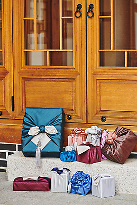 포토 JPG 주간 한국전통 명절 전통문화 선물포장 선물 사람없음 야외 선물상자 보자기 노리개 전통문 선물세트 디딤돌 명절선물 국내포토 자연요소 전통 기념일 문화 포장 전통소품 한국 상자 문 돌_바위 파일형식 천_직물