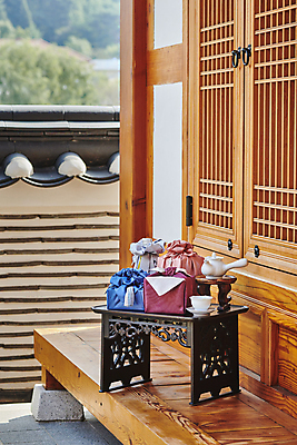 포토 JPG 주간 한국전통 명절 전통문화 선물포장 선물 사람없음 야외 선물상자 보자기 찻잔 다기 찻주전자 선물세트 소반 툇마루 기와담장 명절선물 국내포토 자연요소 전통 기념일 문화 포장 탁자 주전자 잔 한국 기와 담장 상자 마루_인테리어 다도 파일형식 천_직물