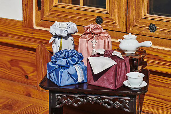 포토 JPG 주간 한국전통 명절 전통문화 선물포장 선물 사람없음 야외 선물상자 보자기 찻잔 다기 찻주전자 선물세트 소반 툇마루 장식술 명절선물 국내포토 자연요소 전통 기념일 문화 포장 탁자 주전자 잔 한국 장식 상자 마루_인테리어 다도 파일형식 천_직물