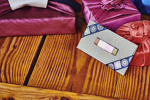 포토 JPG 주간 한국전통 명절 전통문화 선물포장 선물 사람없음 야외 선물상자 보자기 선물세트 돈봉투 툇마루 명절선물 국내포토 자연요소 전통 기념일 문화 포장 봉투 한국 상자 마루_인테리어 파일형식 천_직물