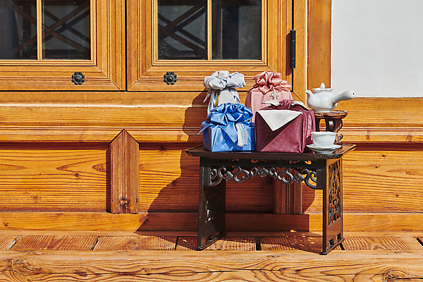 포토 JPG 주간 한국전통 명절 전통문화 선물포장 선물 사람없음 야외 선물상자 보자기 찻잔 다기 찻주전자 선물세트 소반 툇마루 명절선물 국내포토 자연요소 전통 기념일 문화 포장 탁자 주전자 잔 한국 상자 마루_인테리어 다도 파일형식 천_직물