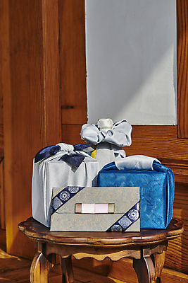 포토 JPG 주간 한국전통 명절 전통문화 선물포장 그림자 선물 사람없음 야외 선물상자 보자기 선물세트 돈봉투 툇마루 명절선물 국내포토 자연요소 전통 기념일 문화 포장 봉투 한국 상자 마루_인테리어 파일형식 천_직물