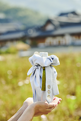 포토 JPG 주간 한국전통 손 명절 전통문화 선물포장 선물 들기 야외 아웃포커스 신체부위 선물상자 보자기 보케 장식술 명절선물 국내포토 자연요소 전통 기념일 문화 포장 모션 한국 촬영기법 사람 장식 상자 파일형식 천_직물