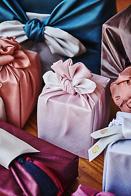 포토 JPG 주간 한국전통 명절 전통문화 선물포장 선물 사람없음 야외 선물상자 보자기 가득함 선물세트 명절선물 나무배경 국내포토 자연요소 전통 기념일 문화 백그라운드 포장 한국 상자 파일형식 천_직물