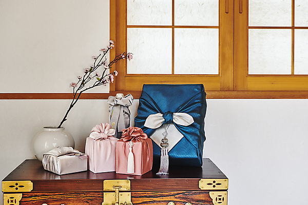 포토 JPG 한국전통 명절 전통문화 실내 선물포장 선물 사람없음 선물상자 꽃병 보자기 도자기 서랍장 노리개 매화 고가구 선물세트 꽃가지 전통창문 명절선물 국내포토 전통 기념일 꽃 문화 가구 포장 창문 전통소품 한국 내부 상자 나뭇가지 파일형식 천_직물