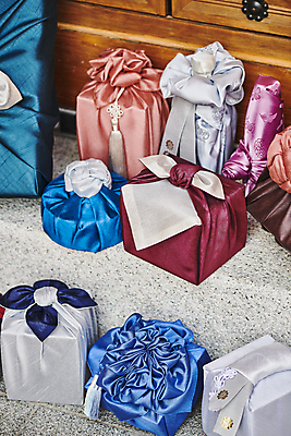 포토 JPG 주간 한국전통 명절 전통문화 선물포장 선물 사람없음 야외 선물상자 보자기 가득함 노리개 선물세트 디딤돌 장식술 명절선물 국내포토 자연요소 전통 기념일 문화 포장 전통소품 한국 장식 상자 돌_바위 파일형식 천_직물