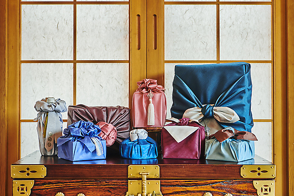 포토 JPG 한국전통 명절 전통문화 실내 선물포장 선물 사람없음 선물상자 보자기 서랍장 노리개 전통문 고가구 선물세트 장식술 명절선물 국내포토 전통 기념일 문화 가구 포장 전통소품 한국 내부 장식 상자 문 파일형식 천_직물