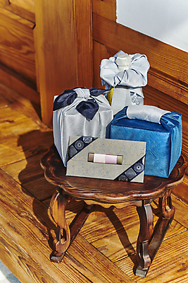 포토 JPG 주간 한국전통 명절 전통문화 선물포장 선물 사람없음 야외 선물상자 보자기 선물세트 소반 돈봉투 툇마루 명절선물 국내포토 자연요소 전통 기념일 문화 포장 탁자 봉투 한국 상자 마루_인테리어 파일형식 천_직물