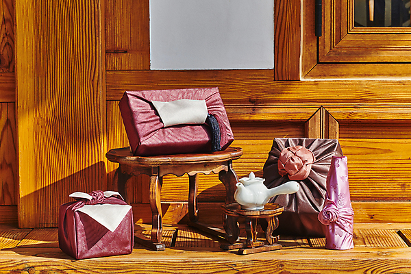 포토 JPG 주간 한국전통 명절 전통문화 선물포장 그림자 선물 사람없음 야외 선물상자 보자기 다기 찻주전자 선물세트 소반 툇마루 명절선물 국내포토 자연요소 전통 기념일 문화 포장 탁자 주전자 한국 상자 마루_인테리어 다도 파일형식 천_직물