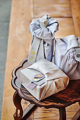 포토 JPG 주간 한국전통 명절 전통문화 선물포장 선물 사람없음 야외 선물상자 보자기 선물세트 소반 툇마루 명절선물 국내포토 자연요소 전통 기념일 문화 포장 탁자 한국 상자 마루_인테리어 파일형식 천_직물