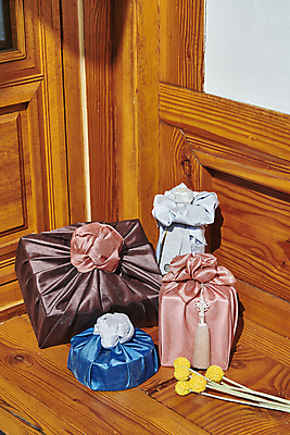 포토 JPG 주간 한국전통 명절 전통문화 국화 선물포장 선물 사람없음 야외 선물상자 보자기 노리개 선물세트 툇마루 명절선물 국내포토 자연요소 전통 기념일 꽃 문화 포장 전통소품 한국 상자 마루_인테리어 파일형식 천_직물