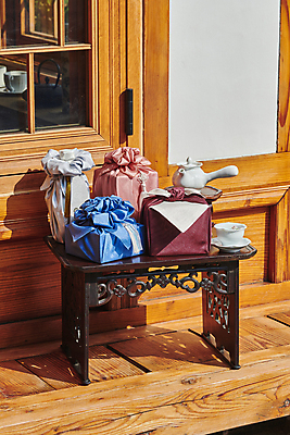 포토 JPG 주간 한국전통 명절 전통문화 선물포장 그림자 선물 사람없음 야외 선물상자 보자기 찻잔 다기 찻주전자 선물세트 소반 툇마루 장식술 명절선물 국내포토 자연요소 전통 기념일 문화 포장 탁자 주전자 잔 한국 장식 상자 마루_인테리어 다도 파일형식 천_직물