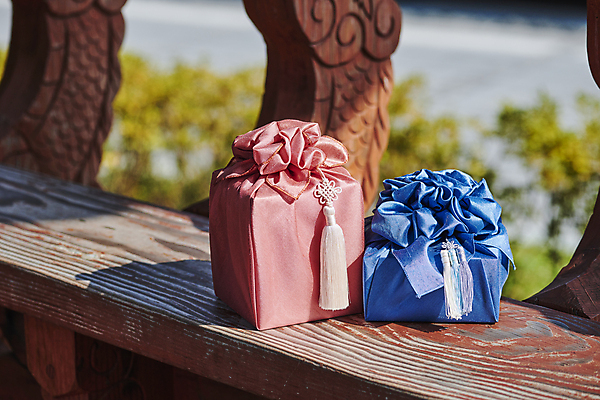 포토 JPG 주간 한국전통 명절 전통문화 난간 선물포장 선물 사람없음 야외 아웃포커스 선물상자 보자기 노리개 선물세트 장식술 명절선물 국내포토 자연요소 전통 기념일 문화 포장 전통소품 한국 촬영기법 장식 상자 파일형식 천_직물