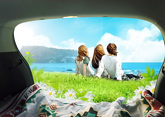 전신 PSD 구름 편집이미지 응시 여자 꽃 바다 자동차 하늘 휴식 앉기 풍경 잔디 20대 성인 세명 친구 캠핑 한국인 담요 성산일출봉 자동차트렁크 성인여자만 차박 이미지편집 자연요소 식물 시선 육상교통 컨셉 관계 모션 레저 사람 동양인 청년 제주도 서귀포 여자만 성인만 파일형식