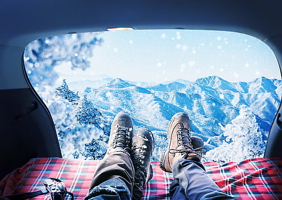 PSD 편집이미지 하늘색 겨울 하늘 휴식 신체부위 카메라 캠핑 다리꼬기 눈 다리 담요 등산화 자동차트렁크 눈내림 겨울풍경 설산 겨울캠프 차박 이미지편집 자연요소 계절 신발 컨셉 모션 자동차 레저 날씨 산 눈_날씨 사람 풍경 파란색 전자제품 등산용품 파일형식