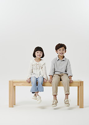 포토 JPG 스튜디오촬영 전신 응시 여자 남자 어린이라이프 어린이 남매 미소 앉기 소녀 소년 두명 앞모습 한국인 흰배경 나무의자 장의자 어린이만 국내포토 라이프스타일 시선 뷰포인트 백그라운드 의자 가족 모션 실내 표정 사람 동양인 목재 흰색 파일형식