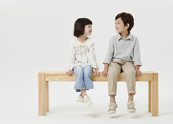 포토 JPG 스튜디오촬영 전신 응시 여자 남자 어린이라이프 어린이 남매 미소 앉기 소녀 소년 두명 앞모습 마주보기 한국인 흰배경 나무의자 장의자 어린이만 국내포토 라이프스타일 시선 뷰포인트 백그라운드 의자 가족 모션 실내 표정 사람 동양인 목재 흰색 파일형식